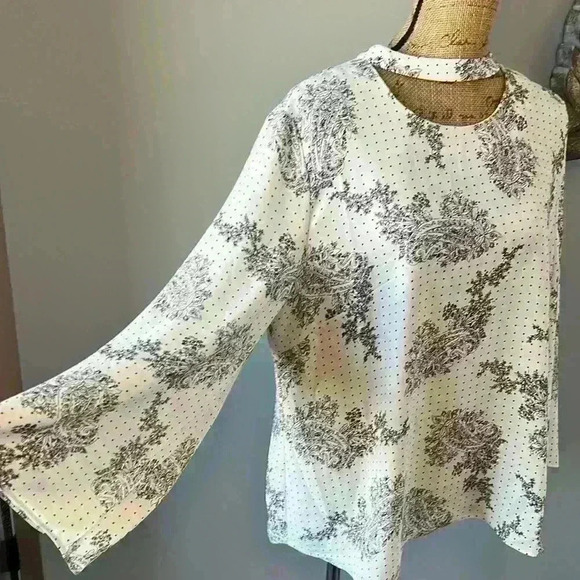 Chicos size 3 paisley silk like feel top .  Zipper in back for easy on/ off - Picture 2 of 5